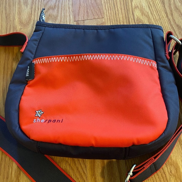 New 10-pocket Sherpani Cappi Purse 9"x10"x2" w/ Adjustable Strap and Keychain - Picture 4 of 4